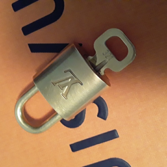 Auth LOUIS VUITTON #321 Lock & Key, Brass - Picture 17 of 17
